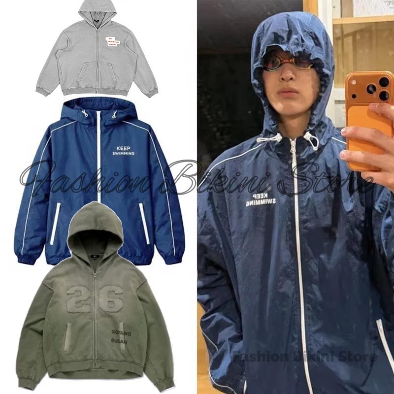 Windbreaker Men Zip - เสื้อแจ็คเก็ตกันลมมีฮู้ดสีเทาไล่เฉด ARIRANG, KEEP SWIMMING พิมพ์ลายข้อความ ซิปเต็มตัว